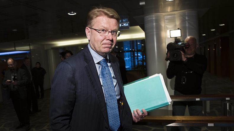 EK:n toimitusjohtaja Jyri Häkämies poistuu työmarkkinajärjestöjen neuvotteluista keskitettyyn palkkaratkaisuun Helsingissä tiistaina 12. maaliskuuta 2013.