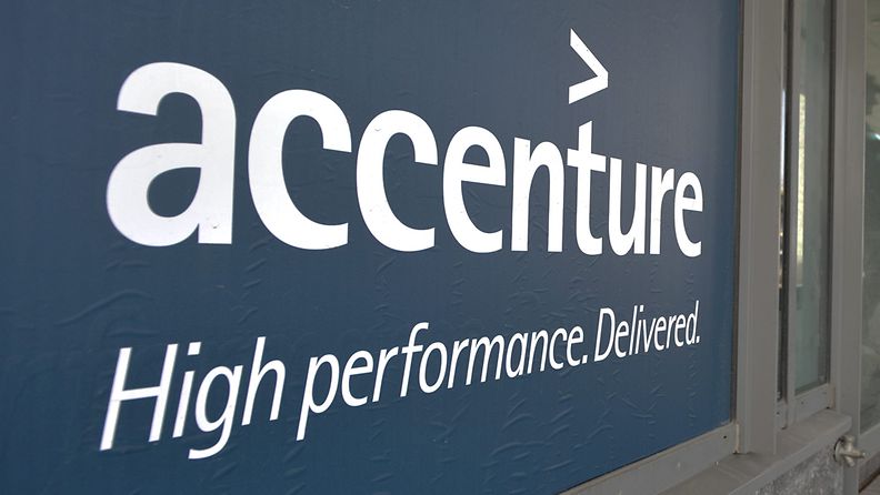 Konsulttiyhtiö Accenture irtisanoo ja lomauttaa yhteensä yli 300 työntekijää. 