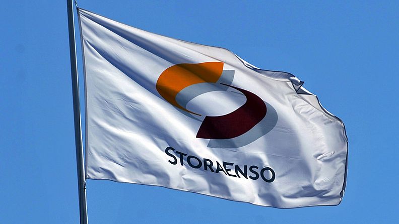 Stora Enson lippu logoineen yhtiön pääkonttorin katolla Helsingin Katajanokalla.