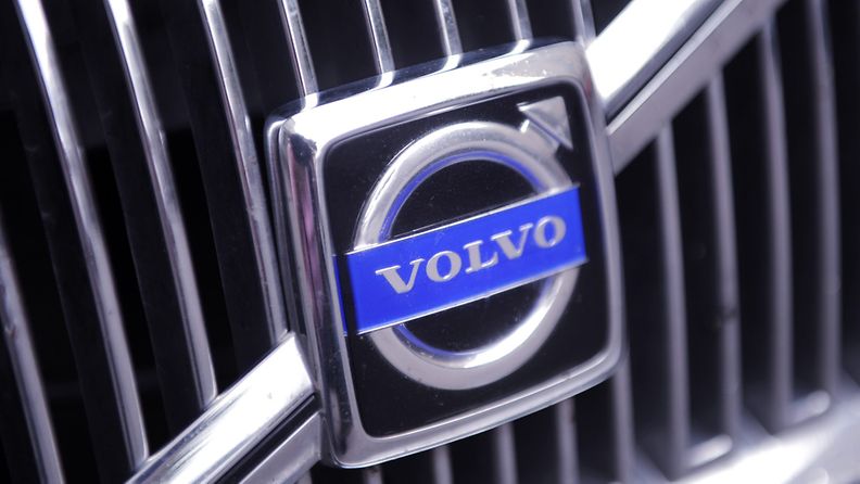 Autonvalmistaja Volvon logo henkilöauton etusäleikössä. 