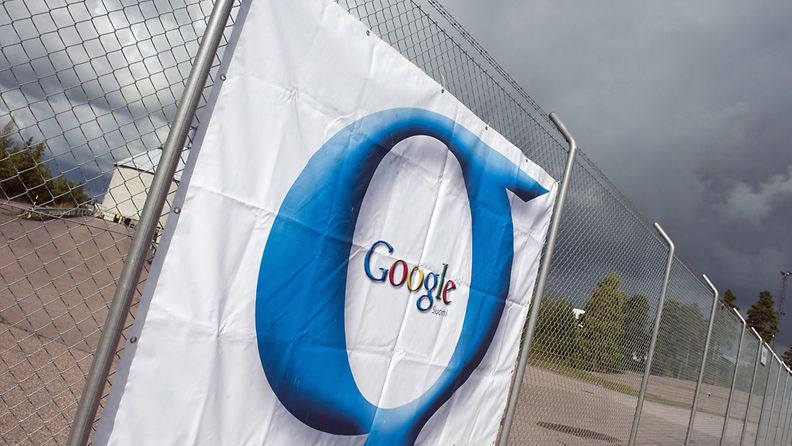 Hakukoneyhtiö Googlen logo uuden palvelinkeskuksen aidassa Haminassa 10. syyskuuta 2011.
