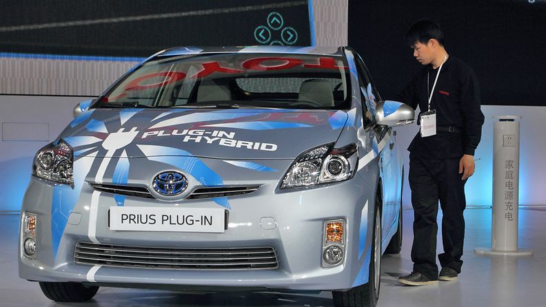Toyotan Prius Plug-in hybridiautoa kiillotetaan Shanghain autonäyttelyssä 20.4.2011. Kuva: EPA
