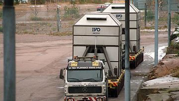 Käytetyn polttoaineen kuljetusta Loviisan ydinvoimalassa lokakuussa 1993. IVO palauttaa ydinjätettä Tsheljabinskiin Venäjälle.