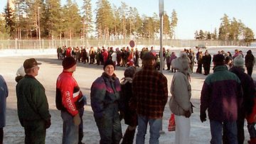 Loviisan ydinvoimala järjesti sunnuntaina 20-vuotisjuhlien yhteydessä yleisölle voimalaitoksen esittelytilaisuuden. Tilaisuus keräsi pitkät jonot laitoksen edustalle. 