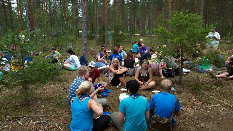    Tallenna LKS 20100727 Rakennusleirin ruokailuhetki Suomen Partiolaisten Kilke-leirillä Evolla 25. heinäkuuta 2010.  