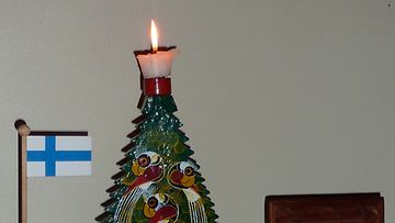 Ulkosuomalaisen joulukuusi, joka on puusta veistetty ja koristemaalattu tingatinga-taiteella. 