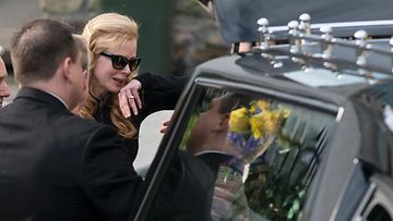 Nicole Kidman surun murtamana isänsä hautajaisissa.