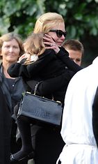 Nicole Kidman surun murtamana isänsä hautajaisissa. (2)