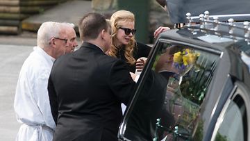 Nicole Kidman surun murtamana isänsä hautajaisissa. (4)