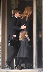 Nicole Kidman surun murtamana isänsä hautajaisissa. (5)
