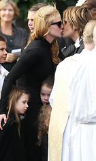 Nicole Kidman isänsä hautajaisissa.