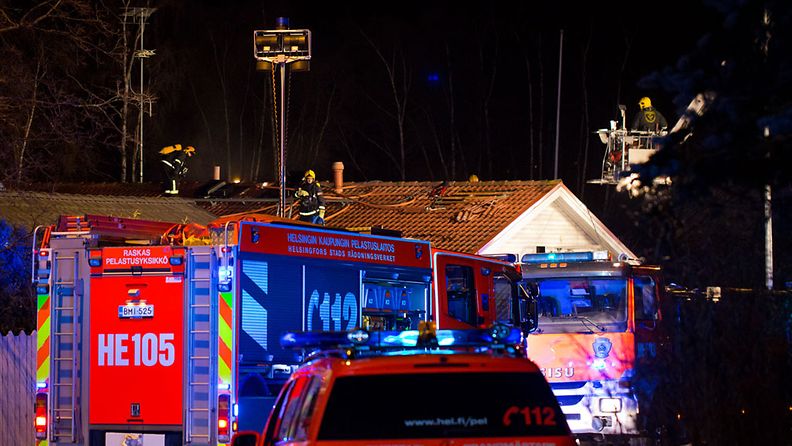 Iäkäs mies kuoli maanantai-iltana paritalon tulipalossa Tapaninkylässä Helsingissä. (Kuva:Lassi Rinne) 