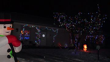 Tässä kuvia pihastamme, jota moni käy ihmettelemässä. Pihaa vartioi 2,5 metrinen lumiukko, pihassa välkkyy ja säkenöi värivalosarjat. Sama väriloisto jatkuu talon sisällä! Kuvaaja: Päivi L. 