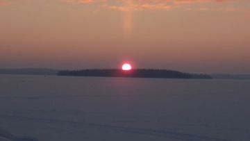 Auringonnousu Lapinsaarella Simpeleenjärvellä 05.12-10. Kuvaaja: Esa Lötjönen