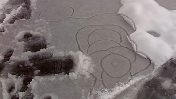 ään pinnalle nousseen sulan veden yön aikana muodostamia "jääkukkia" Lohjanjärvellä 11.12.2010. Kuvaaja: Juha Ojala
