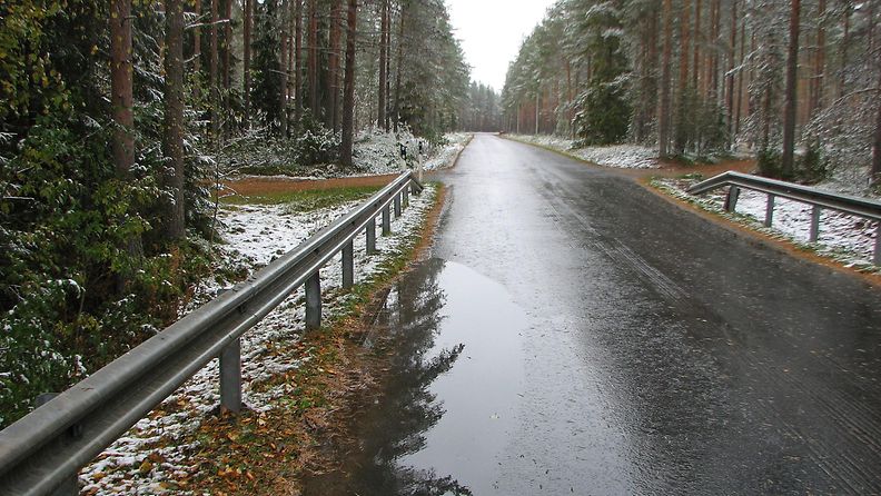 Utajärvellä satoi lunta, räntää ja vettä 24. syyskuuta 2014. Lukijan kuva: Sinikka Kujala