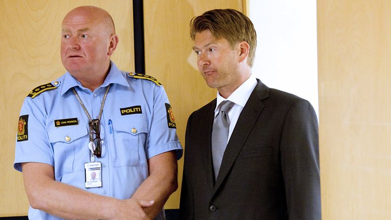 Poliisijohtaja  Johan Fredriksen ja syyttäjä Christian Hatlo tiedotustilaisuudessa 4. elokuuta.