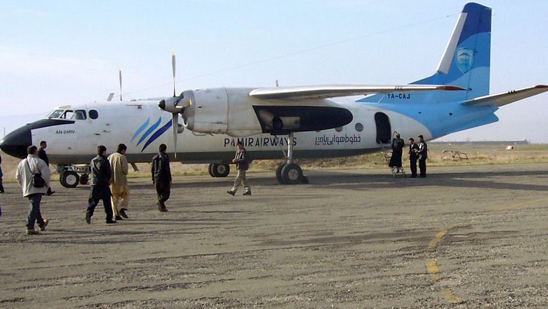 Antonov AN-24 odottaa matkustajia Kandaharissa. Kuvan kone ei liity tapaukseen.