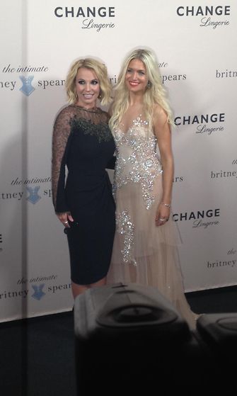 Britney Spears ja tilaisuuden juontanut Schaumburg-Muller