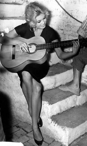Brigitte Bardot kitara