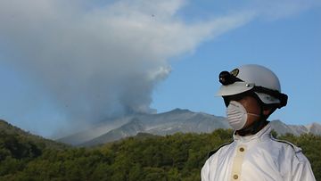 Japanissa Ontake-tulivuori purkautui 27.9.2014. Useita ihmisiä loukkaantui ja kymmenien pelättiin jääneen loukkuun tulivuorelle. 
