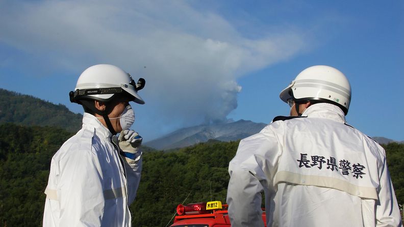 Japanissa Ontake-tulivuori purkautui 27.9.2014. Useita ihmisiä loukkaantui ja kymmenien pelättiin jääneen loukkuun tulivuorelle. 