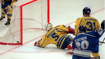 Jere Lehtinen tekee maalin Ruotsia vastaan MM-kisojen alkusarjassa 1995.