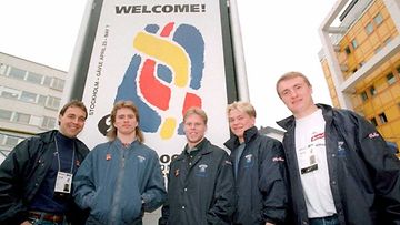1995: Hannu Virta, Marko Kiprusoff, Saku Koivu, Petteri Nummelin ja Jere Lehtinen Globenin maisemissa.