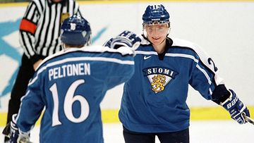 Ville Peltonen ja Jere Lehtinen tuulettavat Suomen maalia Kanadan verkkoon  pronssiottelussa Naganossa 1998.