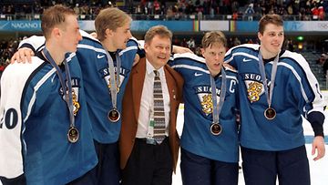 Jere Lehtinen, Tuomas Grönman, lääkäri Juhani Ikonen, Saku Koivu ja Aki Berg juhlivat Naganossa.