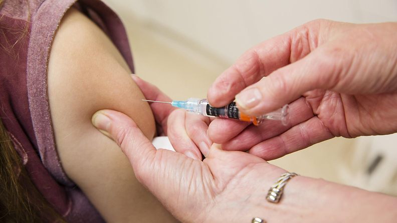 Kohdunkaulan syöpää ehkäisevä HPV-rokotus Pohjankartanon yläasteella Oulussa 2. lokakuuta 2014.