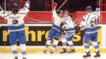 Jere Lehtinen, Saku Koivu, Ville Peltonen ja Marko Kiprusoff juhlivat kevään 1995 MM-kisoissa