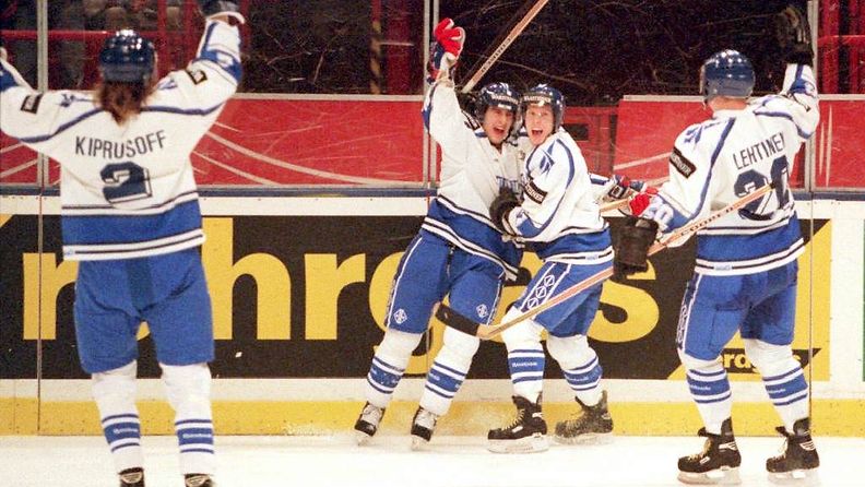 Jere Lehtinen, Saku Koivu, Ville Peltonen ja Marko Kiprusoff juhlivat kevään 1995 MM-kisoissa
