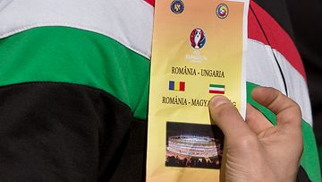 KUVAT: Lippu väärinpäin otteluohjelmassa – unkarilaisfanit kävivät kuumana  
