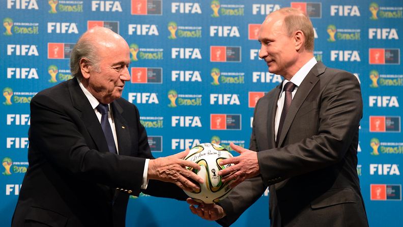Fifan puheenjohtaja Sepp Blatter antoi kisapallon Venäjän presidentille Vladimir Putinille kesällä Brasiliassa.