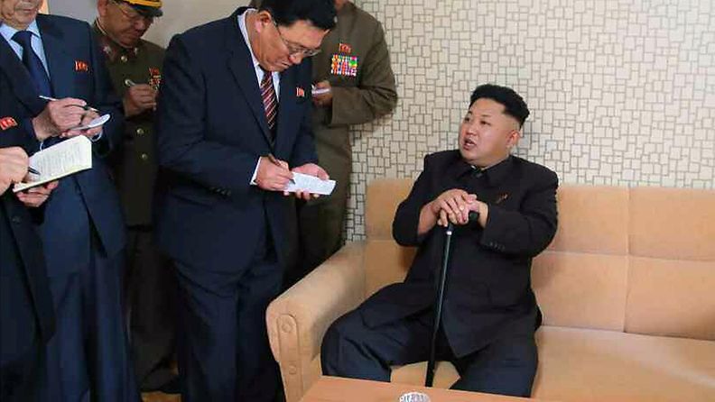 Kim Jong-un nähdään uusissa kuvissa mustan kävelykepin kanssa.