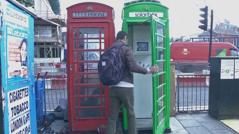 puhelinkoppi Lontoo vihreä aurinkopaneeli