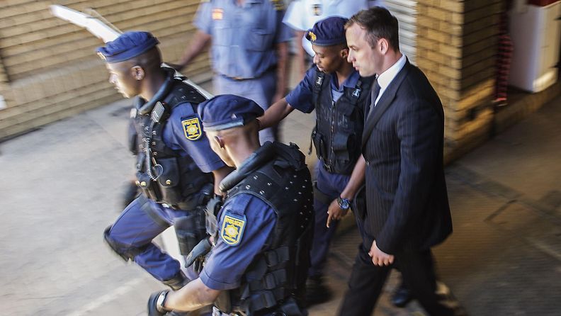 Eteläafrikkalainen paralympiajuoksija Oscar Pistorius talutetaan poliisisaattueessa kärsimään vankeustuomiotaan 21. lokakuuta 2014.
