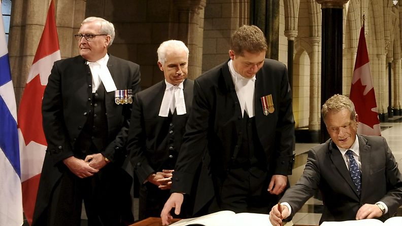 uomen tasavallan presidentti Sauli Niinistö (oik.), parlamentin turvallisuuspäällikkö Kevin Vickers (vas.) ja parlamentin alahuoneen puhemies Andrew Scheer (2. oik.) Kanadan Ottawassa, 9. lokakuuta 2014. 