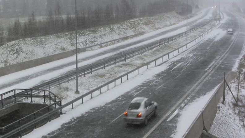 Lumituiskua Torniossa tiellä 29 aamulla 24. lokakuuta 2014. Kuva: Liikennevirasto