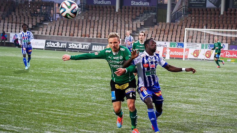 Antti Okkonen ja Demba Savage kamppailevat pallosta sunnuntaina.