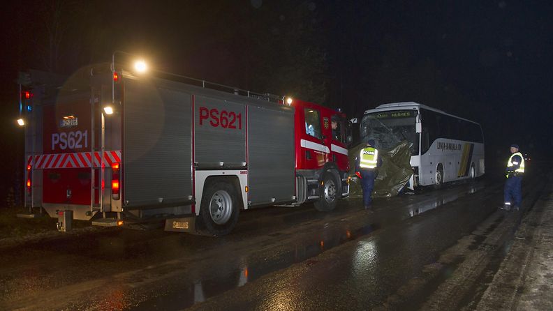 Bussin ja henkilöauton nokkakolari Rautavaaralla Pohjois-Savossa sunnuntai-iltana 26. lokakuuta 2014. Onnettomuudessa kuoli neljä ihmistä.