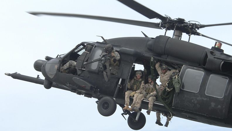 Yhdysvaltojen erikoisjoukkojen Blackhawk-helikopteri.