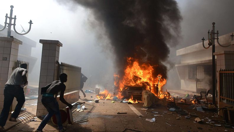 Vihaiset mielenosoittajat sytyttivät Burkina Fasossa parlamentin tuleen