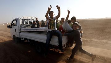 Kurdeja matkalla taistelussa kuolleiden kurdilaistaistelijoiden hautajaisiin 24.10.2014.