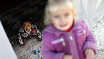 Pieniä syyrialaislapsia pakolaisleirillä Sanliurfan kaupungissa Turkissa 25.10.2014