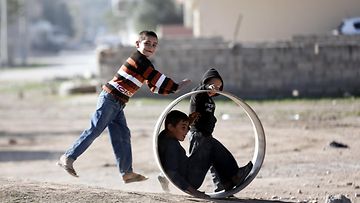 Lapset löytävät iloa ja leikkipaikkoja myös Sanliurfan kaupungissa Turkissa sijaitsevalta ankealta pakolaisleiriltä. Kuva 25.10.2014.