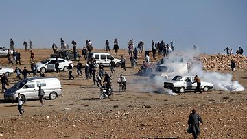 Turkin armeija on yrittänyt häätää Kobanen taisteluja katsomaan kerääntyneitä kurdeja heittämällä väkijoukkoon esimerkiksi kyynelkaasua sisältäviä kanistereita. Kuva 26.10.2014 Sanliurfan kaupungin kukkulalta.