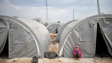Pakolaiset majoitetaan Turkin puolella telttoihin. Kuvassa nuori tyttö väliaikaisen kotinsa edessä Sanliurfan kaupungissa 28.10.2014.