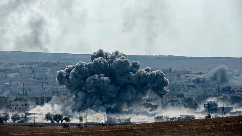 Ilmaiskut ovat nostattaneet viime päivinä useita savupilviä Kobanen kaupungista. Kuva otettu Turkin puolelta Sanliurfan kaupungista Kobaneen päin 28.10.2014.